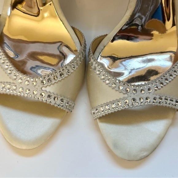 🌸BADGLEY MISCHKA🌸COLLECTION Roxy Sandal Ivory Satin size 9.5 - Picture 9 of 16